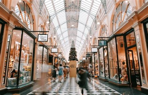 Shops with Dior in Budapest title